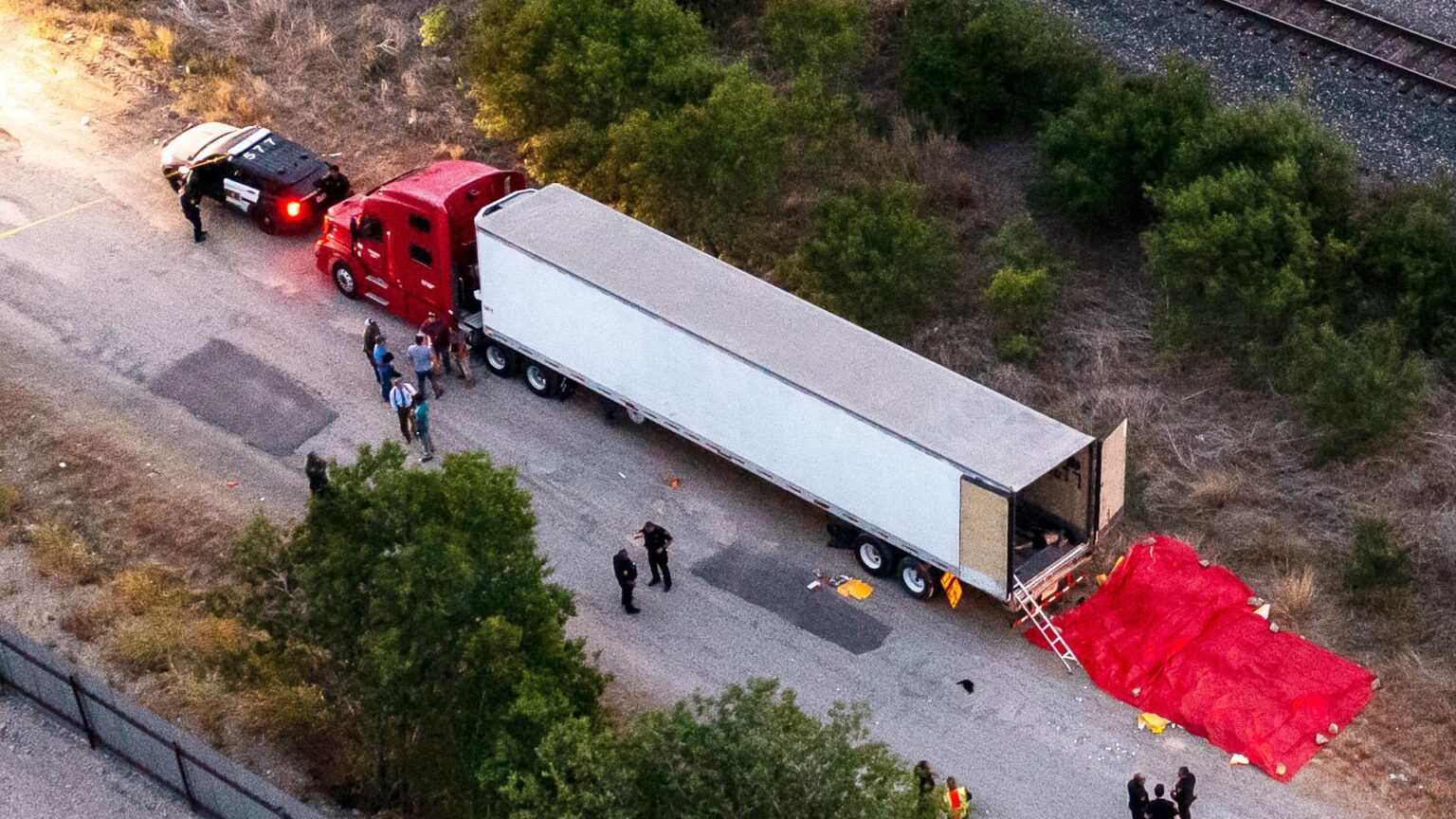 A Chilling Scream Leads to the Heartbreaking Discovery of 53 Dead and Dying Migrants – sanantonio365.info